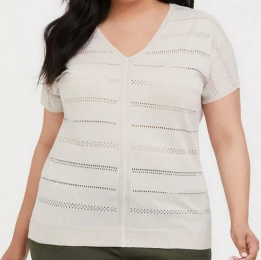 Torrid Women's Plus Lightweight Cream Short Sleeve Sweater/ Pullover. Size 1